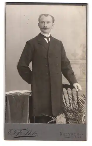 Fotografie E. G. Friedr. Stotz, Dresden-N., Leipzigerstrasse 49, Herr mit lang gezogenem Schnauzbart