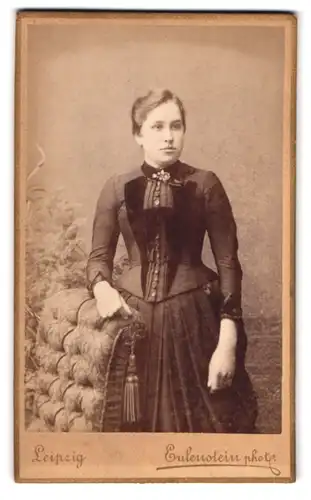 Fotografie Eulenstein Phot., Leipzig, Tauchaer Strasse 6, Junge Dame im taillierten Kleid