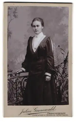 Fotografie Julius Grunewald, Oberneukirch, junge ernst blickende Frau im feinen Kleid