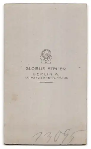 Fotografie Globus Atelier, Berlin, Leipzigerstrasse 132, junge Frau im edlen Kleid mit Stehkragen