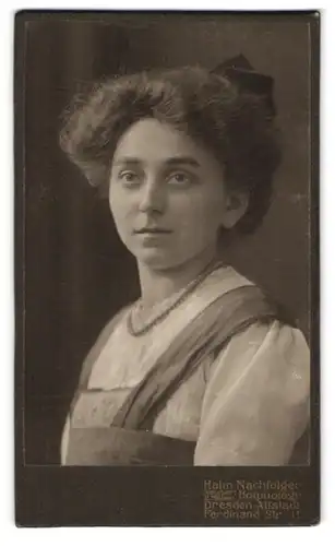 Fotografie E. Müller, Dresden, Ferdinand-Strasse 11, Junge Frau mit Perlenkette und Schleife im Haar