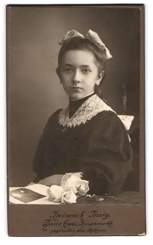 Fotografie Heinrich Imig, Zwickau, Hauptmarkt, Fein gekleidetes Mädchen mit Schmuck und Schleife