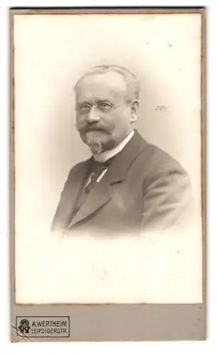 Fotografie A. Wertheim, Berlin, Leipzigerstrasse, Alter freundlicher Herr mit Brille und Spitzbart