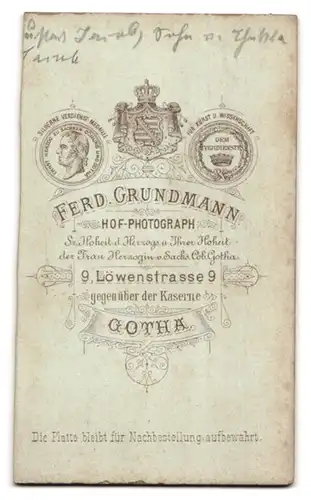 Fotografie F. Grundmann, Gotha, Löwenstrasse 9, Feiner kleiner Knabe mit Gerte und Hut