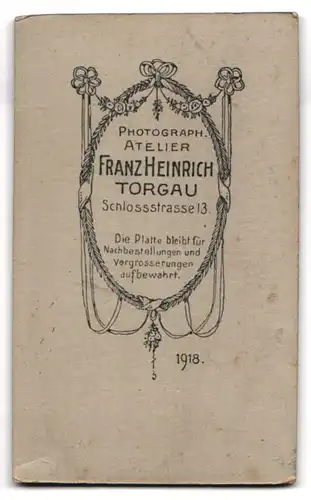 Fotografie F. Heinrich, Torgau, Schlossstrasse 13, Kleinkind im Scherenstuhl sitzend