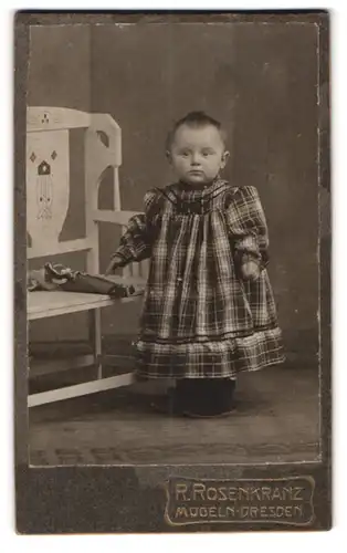 Fotografie R. Rosenkranz, Dresden, Königstrasse 32, Kleinkind im karierten Kleid und mit Puppe