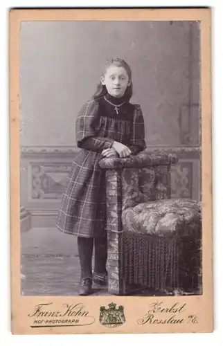 Fotografie Franz Kohn, Zerbst, Mädchen mit Kreuzkette und puffärmeligem Kleid