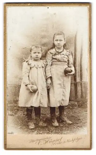Fotografie C. Hänsel, Dresden, Albrechtstrasse 39, Zwei Schwestern mit feinen Kleidern und Spielball