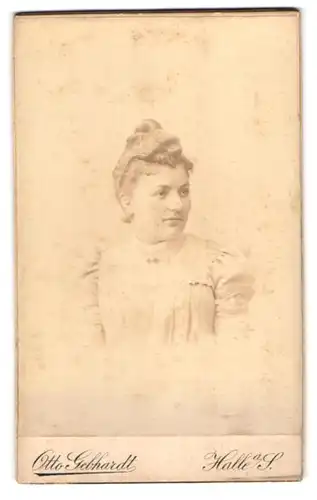 Fotografie Otto Gebhardt, Halle a. Saale, Grosse-Ullrich-Strasse 10, Edle junge Frau mit Hochsteckfrisur und Brosche