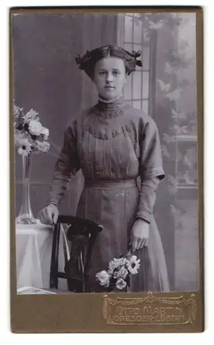 Fotografie Otto Martin, Dresden, Reisewitzerstrasse 18, Fein gekleidetes Mädchen mit Blumen und Schleifen im Haar