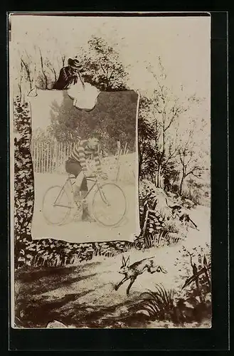 Foto-AK Junger Herr auf Fahrrad, Jagdhund jagt Kaninchen