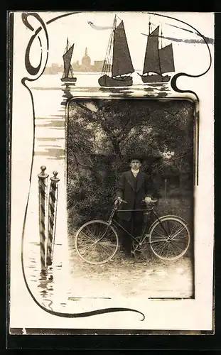 Foto-AK Junger Herr posiert mit Fahrrad, Segelboote vor Stadt