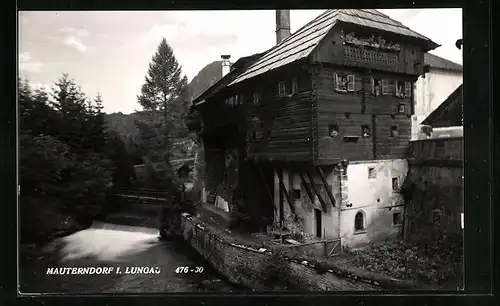 AK Mauterndorf /Lungau, Altes Haus am Fluss