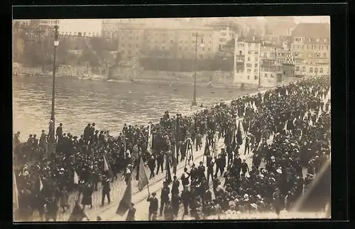 Foto-AK Basel, Stadtumzug mit Fahnenträgern