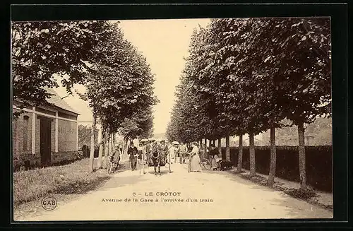 AK Le Crotoy, Avenue de la Gare à l`arrivée d`un train