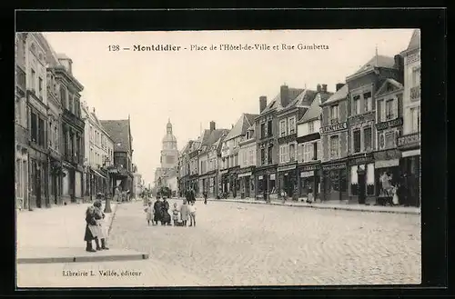 AK Montdidier, Place de l`Hôtel-de-Ville et Rue Gambetta