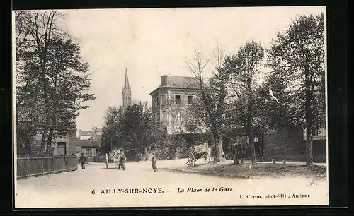 AK Ailly-sur-Noye, La Place de la Gare