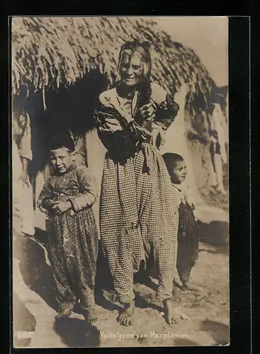 AK Mazedonien, Altes Frau und Kinder vor Hütte