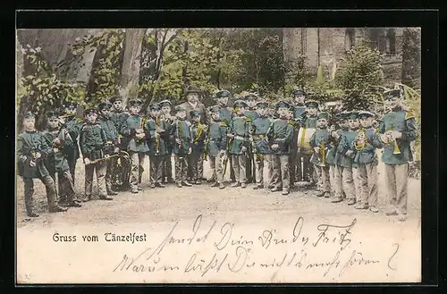 AK Kaufbeuren, Tänzelfest, Jungen in Uniform mit Instrumenten