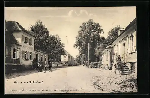 AK Triesdorf, Strassenpartie mit Gebäudeansicht und zwei Herren mit Fahrrädern