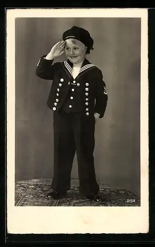 AK Kinder Kriegspropaganda, Junge in Matrosen-Uniform beim militärischen Gruss