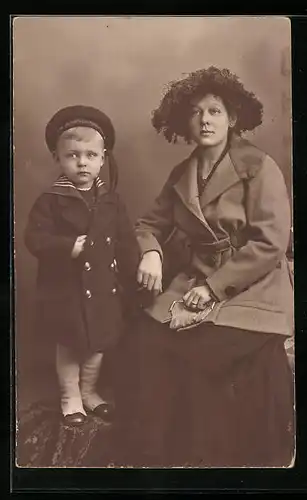 AK Kinder Kriegspropaganda, Mutter mit Kind in Matrosenuniform