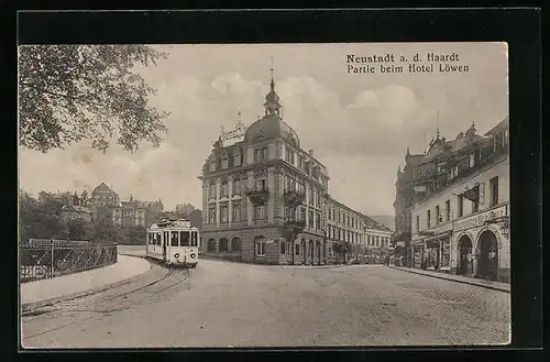 AK Neustadt a. d. Haardt, Partie beim Hotel Löwen mit Strassenbahn