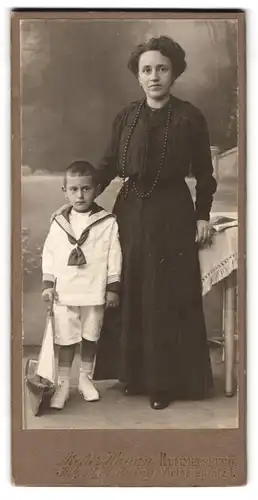 Fotografie Atelier Haynn, Berlin-Rummelsburg, Victoriaplatz 4, Mutter im schwarzen Kleid mit ihrem Sohn