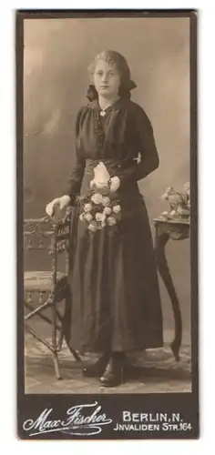 Fotografie Max Fischer, Berlin, Invalidenstrasse 164, Bürgerliches Fräulein im schwarzen Kleid