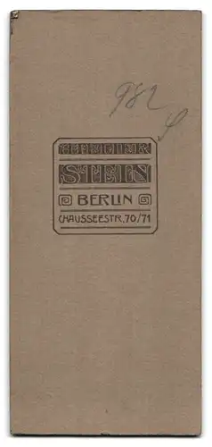 Fotografie Atelier Stein, Berlin, Chausseestrasse 70 /71, Bürgerliches Fräulein mit Buch