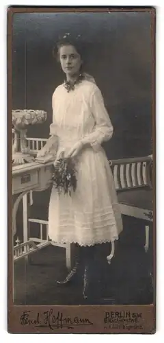 Fotografie Paul Hoffmann, Berlin, Blücherstrasse 6, Mädchen im weissen Kleid mit Blumensträusschen