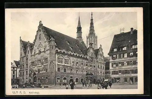 AK Ulm a. D., Rathaus mit Passanten