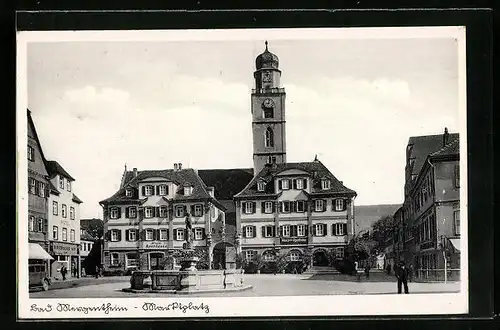 AK Bad Mergentheim, Marktplatz mit Hotel Badischer Hof, Kreis-Sparkasse, Apotheke und Brunnen