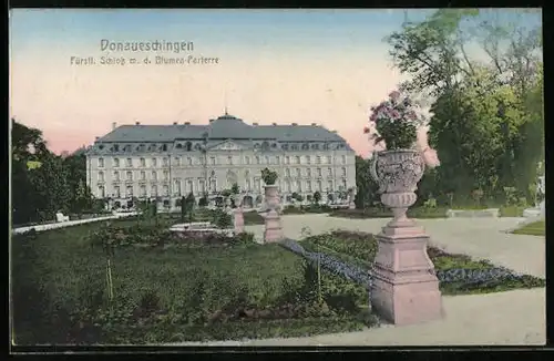AK Donaueschingen, Fürstliches Schloss mit der Blumen-Parterre