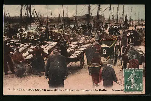 AK Boulogne-sur-Mer, Entrèe du Poisson à la Halle