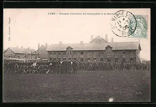 AK Lens, Troupes attendant les Cartouches à la Gendarmerie