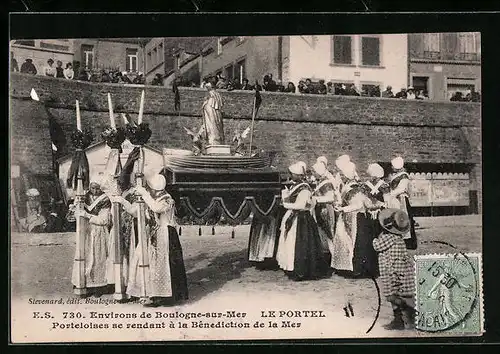 AK Le Portel, Porteloises se rendant à la Bènediction da la Mer