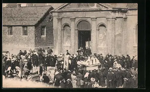 AK Le Portel, La Procession sortant de l`Eglise pour la Bènèdiction de la Mer