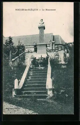 AK Nielles-les-Blèquin, Le Monument