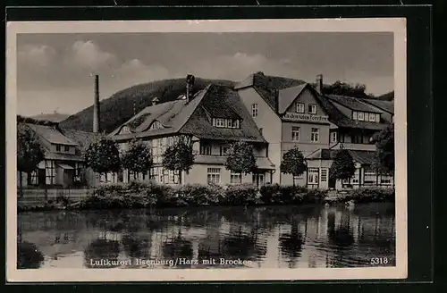 AK Ilsenburg /Harz, Ortspartie mit Brocken in der Ferne