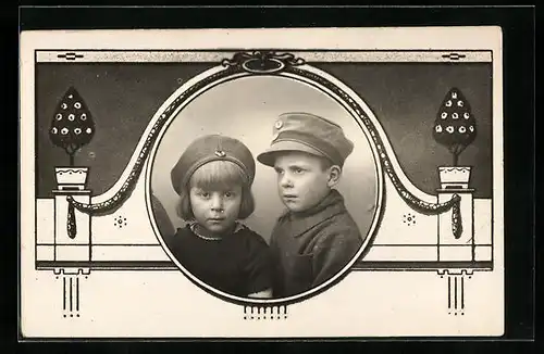 Foto-AK Kinder Kriegspropaganda, Junge und Mädchen in militärischer Kleidung, Passepartout