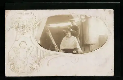 Foto-AK Soldat als Friseur bei der Arbeit, Passepartout