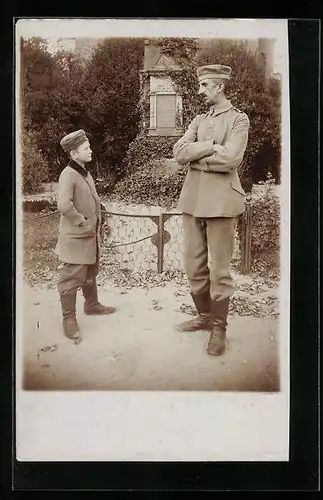 AK Uniformfoto Soldat mit Jungen in Uniform, Kinder Kriegspropaganda