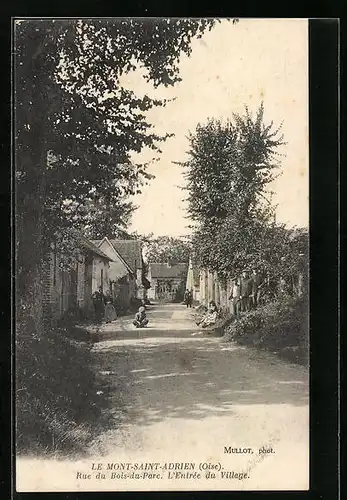 AK Le Mont-Saint-Adrien, Rue du Bois-du-Parc, L`Entrée du Village