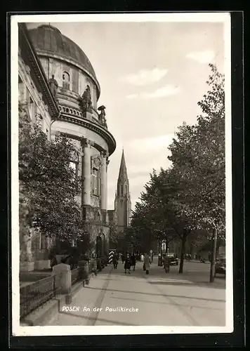 AK Posen / Poznan, Strassenpartie mit Paulikirche und Passanten