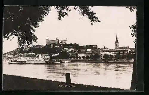 AK Bratislava, Panorama, Flusspartie mit Dampfer