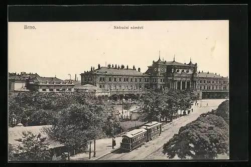 AK Brünn / Brno, Nádrazí námestí, Bahnhof, Strassenbahn aus der Vogelschau