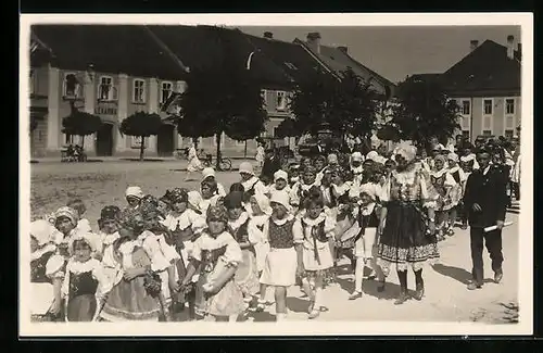 AK Kysov, Kinder in Tracht bei einem Festumzug