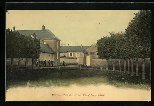 AK Milly-sur-Thérain, La Place Communale