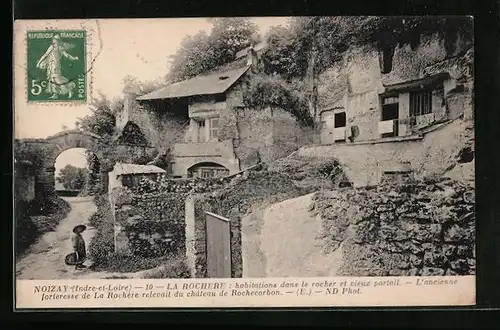 AK Noizay, La Rochere, Habitations dans le rocher et vieux portail